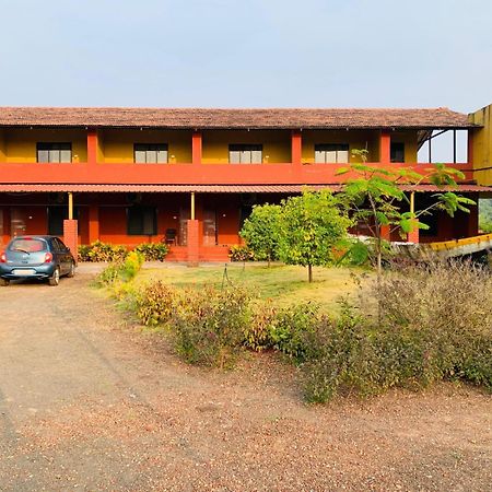The Lighthouse Beach Resort Dāpoli Exterior foto